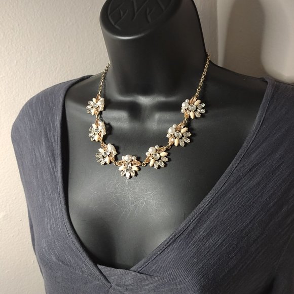 Metal, Faux Pearl, Glass, And Plastic Pretty Necklace 18.5 To 20.5 Inches - Picture 14 of 15